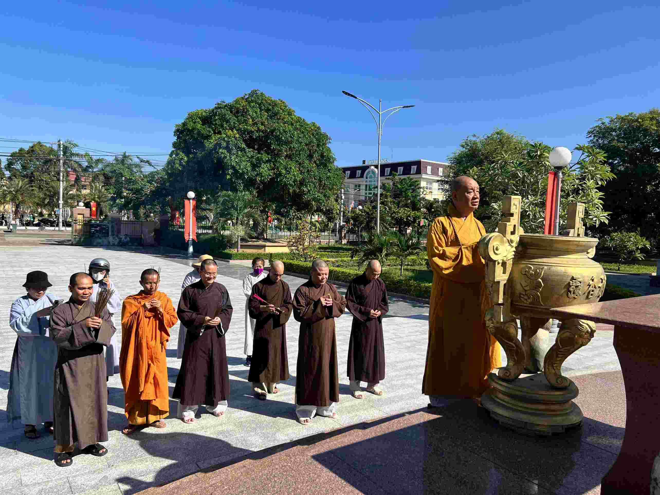Phù Mỹ: Ban Trị sự Phật giáo huyện viếng Đài Tưởng Niệm Liệt sĩ nhân Đại Lễ Phật đản PL.2567